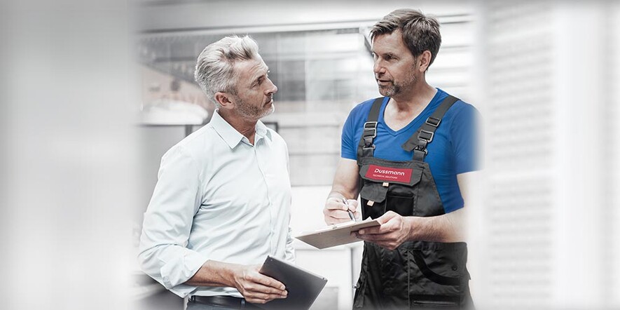 Engineer and electrical engineer consult
